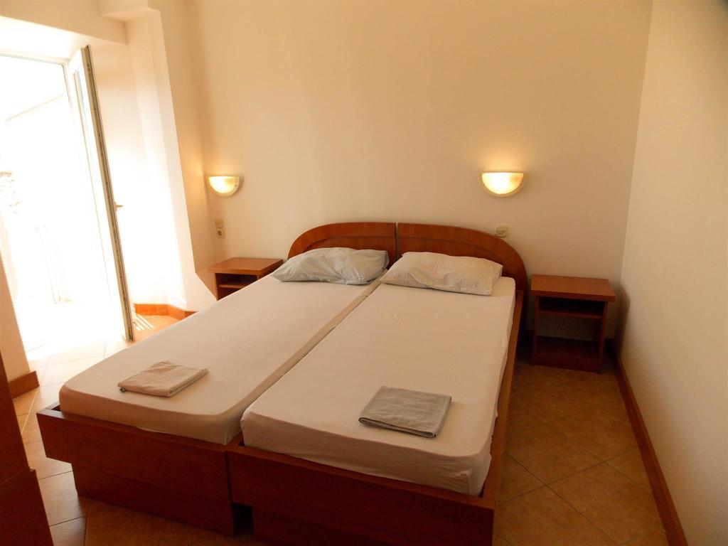 Apartments Frane (Adults Only) Novalja Rom bilde
